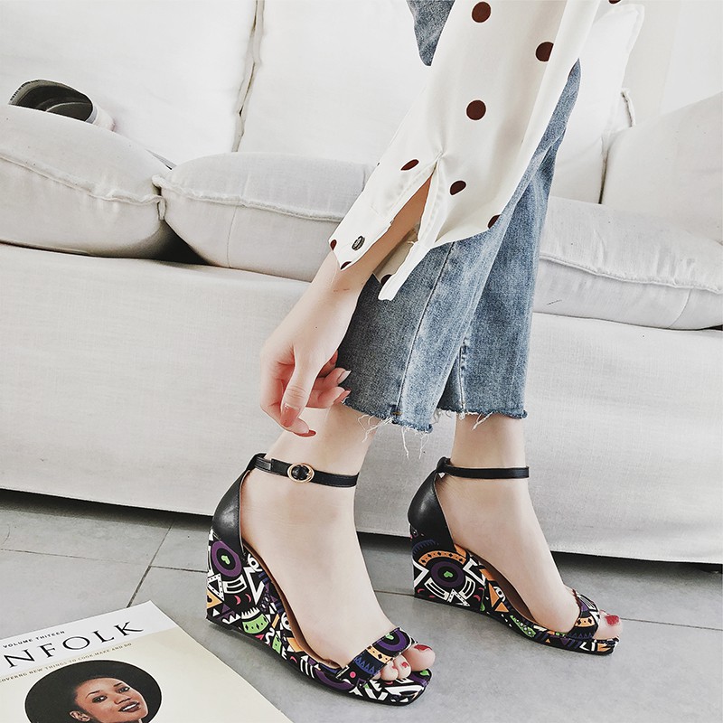 Sandal đế xuồng cao 8cm hoa văn duyên dáng 221019