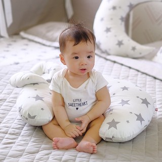 Gối chữ c đa năng - hỗ trợ mẹ cho bé bú.