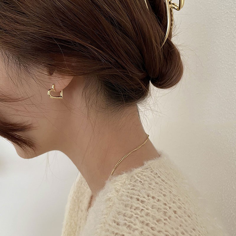 Khuyên tai bằng kim loại hình trái tim phong cách retro Hàn Quốc độc đáo