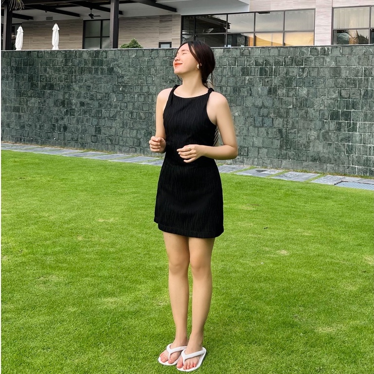 Váy cami dây chéo lưng trắng đen