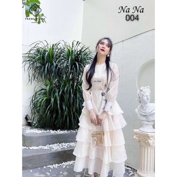 Váy tầng thêu hoa.