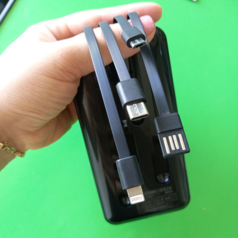Pin Sạc Dự Phòng 20000mAh có 4 dây cáp sạc dính liền là micro, typeC, ip và USB. Có tặng kèm dây cáp micro USB rời.