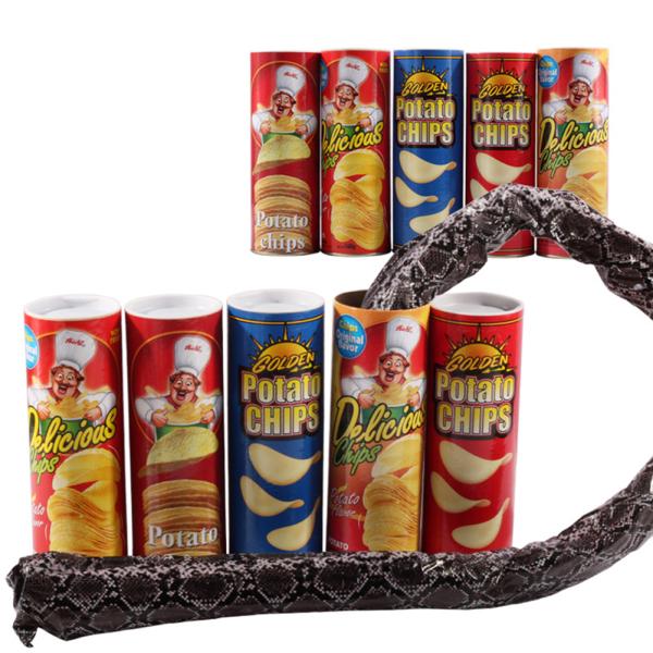 Đồ chơi con rắn giả bên trong hộp bánh snack dùng để trêu bạn bè