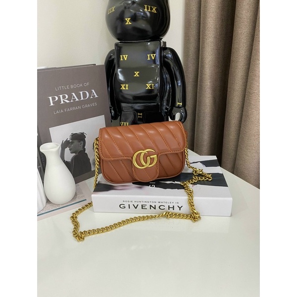 Túi Đeo Chéo Trần Vạch Logo Vàng Nổi Màu Nâu