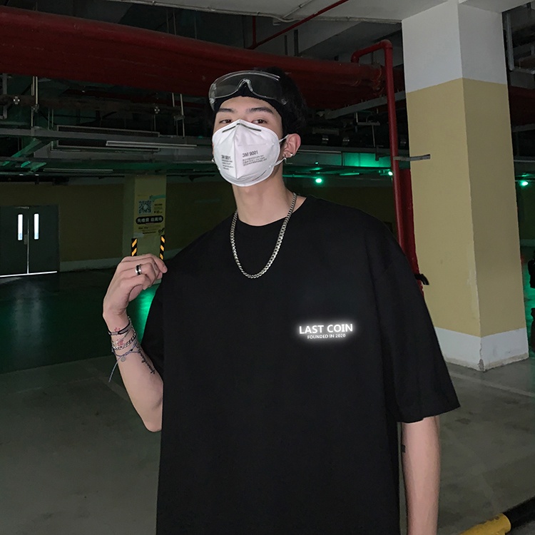 Áo thun tay ngắn cổ tròn dáng rộng in chữ phản quang phong cách Hàn Quốc cho nam và nữ