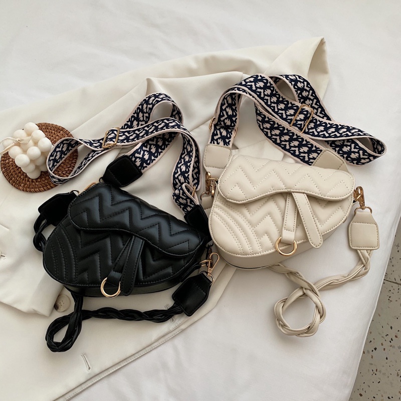 Túi đeo chéo JASMIN NOIR hình tam giác in hoa nhài thời trang cho nữ