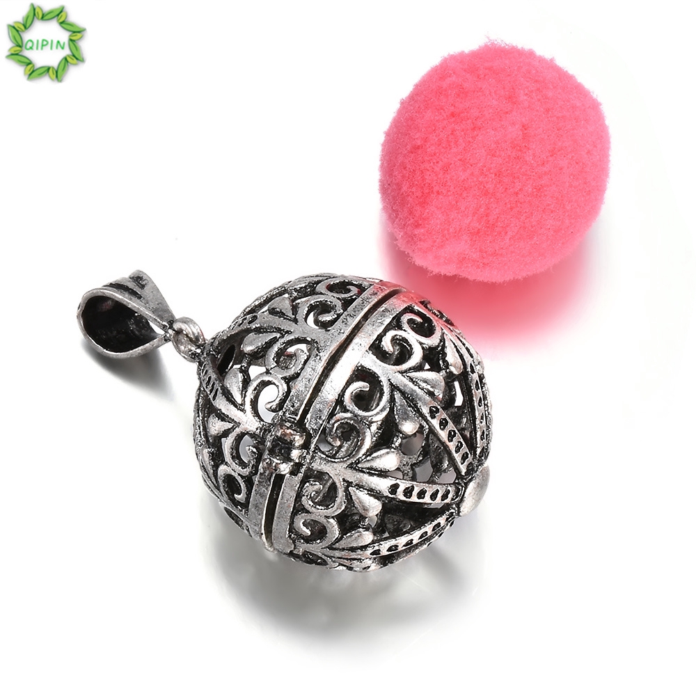 Dây chuyền quả cầu khắc họa tiết kèm bóng lông phong cách cổ điển độc đáo