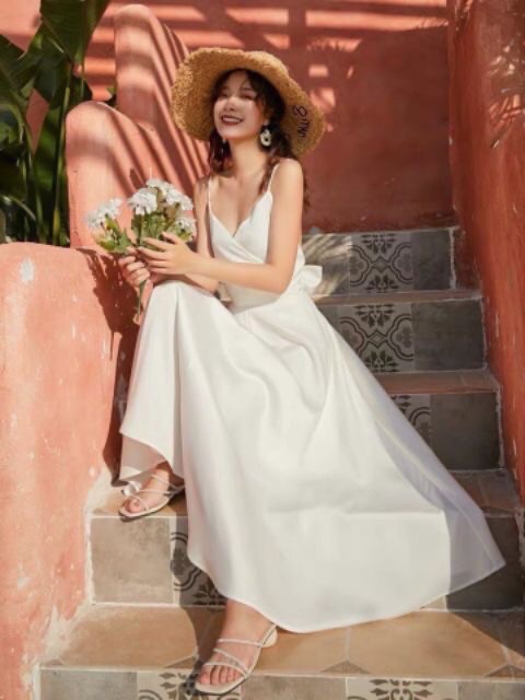 Đầm trắng maxi hai dây nơ lưng siêu sexy siêu sang chảnh | BigBuy360 - bigbuy360.vn