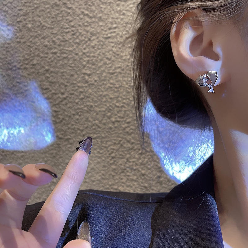 Khuyên Tai Thép Không Đối Xứng Đính Đá Zircon Phong Cách Hàn Quốc S925