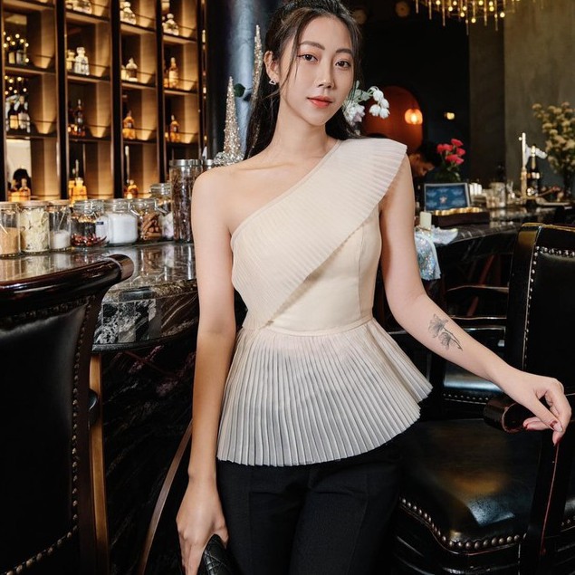 sét áo lệch vai dập ly hàng cao cấp kèm quần ống loe tôn dáng tôn da phù hợp mặc rất nhiều nơi nhẹ nhàng sang trọng