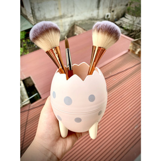 Cốc đựng cọ sang chảnh.