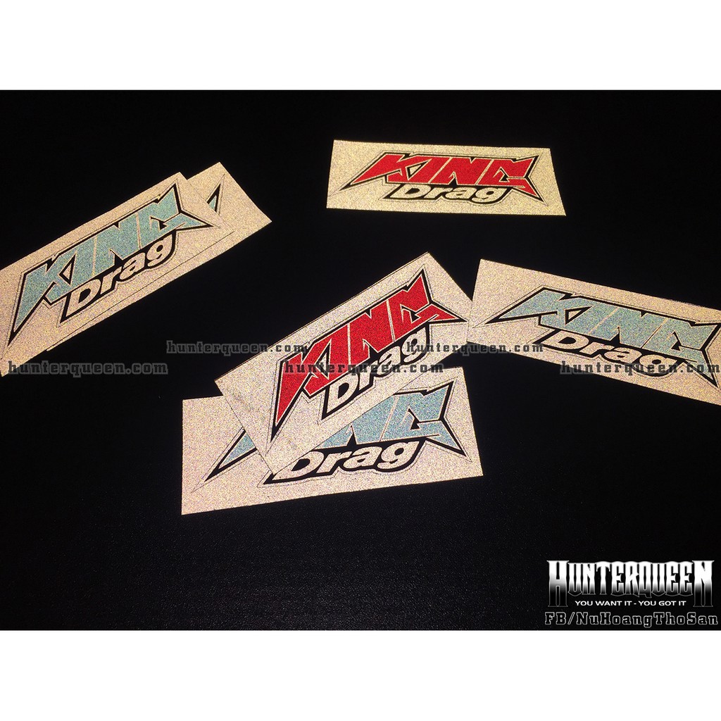 Chữ King Drag xanh đỏ phản quang [9.4x3.1cm]. Decal cao cấp chống nước, tem dán trang trí nón bảo hiểm, logo sticker