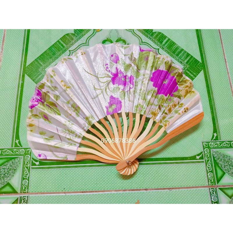 Quạt lụa xoắn cầm tay