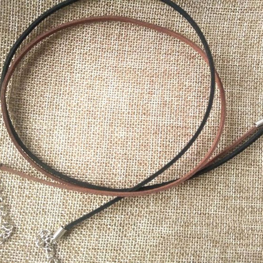 Dây da đeo cổ màu nâu/đen có khóa cài dùng làm phụ kiện trang sức