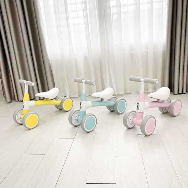 Xe chòi chân 4 bánh , thăng bằng