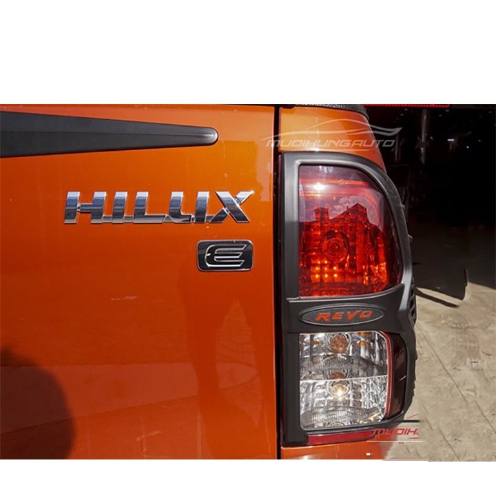 Ốp Viền Đèn Pha Hậu Xe Toyota HILUX 2016 đến 2020 Màu Đen