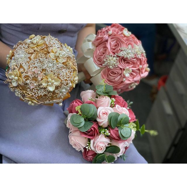 Hoa cầm tay cô dâu sáp thơm phối cùng cúc hoạ mi với hoa hồng sáp thơm tone màu Hồng Pastel