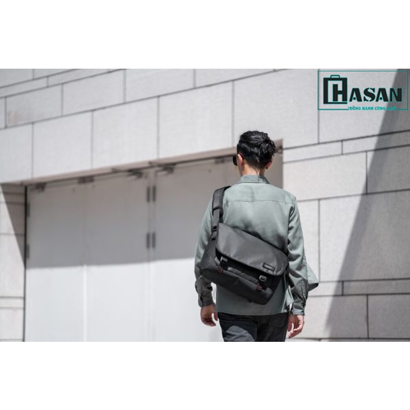 Túi đeo chéo chính hãng TOMTOC (USA) Premium Messenger Bag Commuting &amp; Travel - H52-E02 cho MacBook Pro 16 inch
