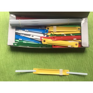 Nẹp giấy kẹp acco nhựa hộp gồm 50 cái