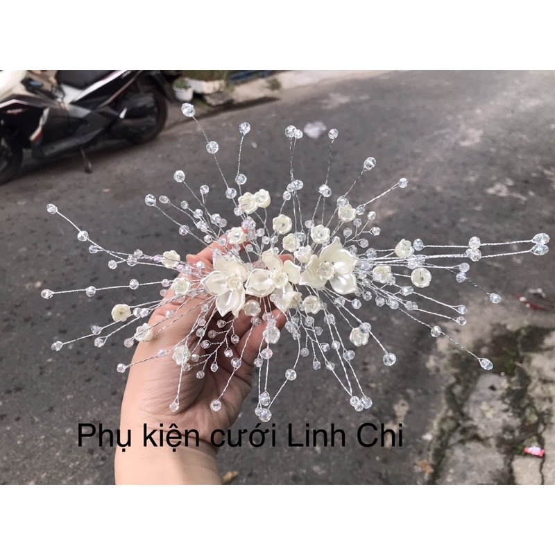 ốp hoa cài tóc cô dâu