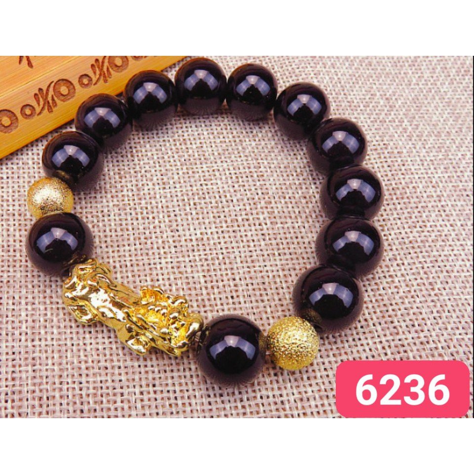 chuỗi đeo tay y hình. hạt 12li. kèm mặt tỳ hưu. đá màu đen, cầm mát tay. đeo hàng ngày, nam nữ đều đeo đc nhe các bạn