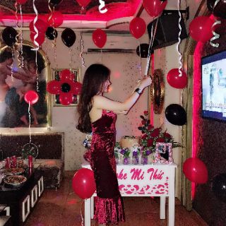 Đầm body nhung cổ yếm