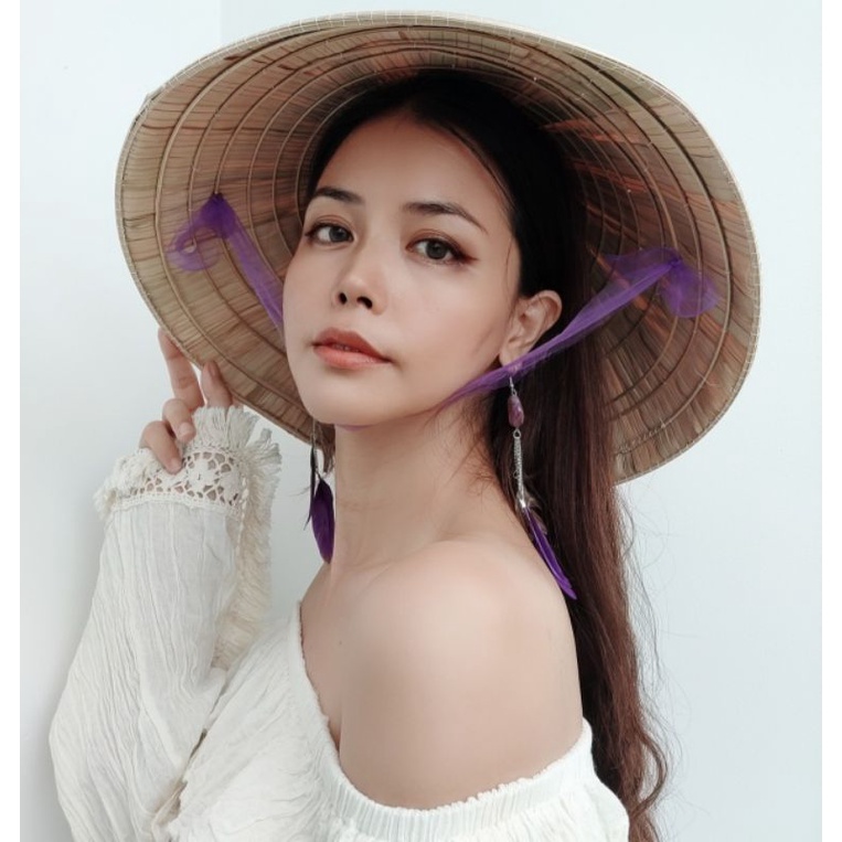 (Ảnh tự chụp Bông tai lông vũ tím dáng dài vô cùng điệu đà nhẹ nhàng khi phối maxi đi dạo biển