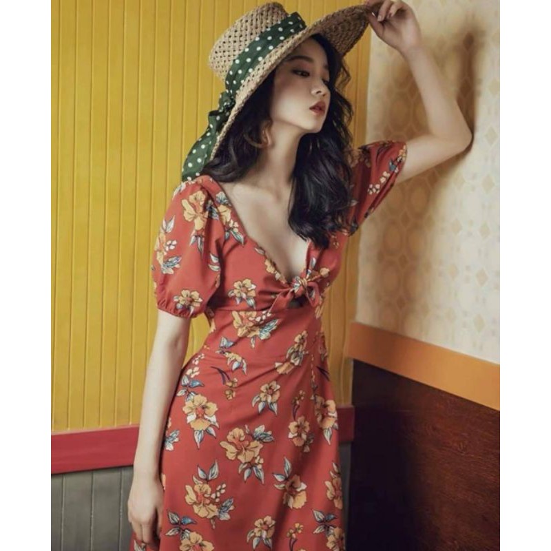 Đầm hoa đỏ nơ ngực dây chéo lưng.