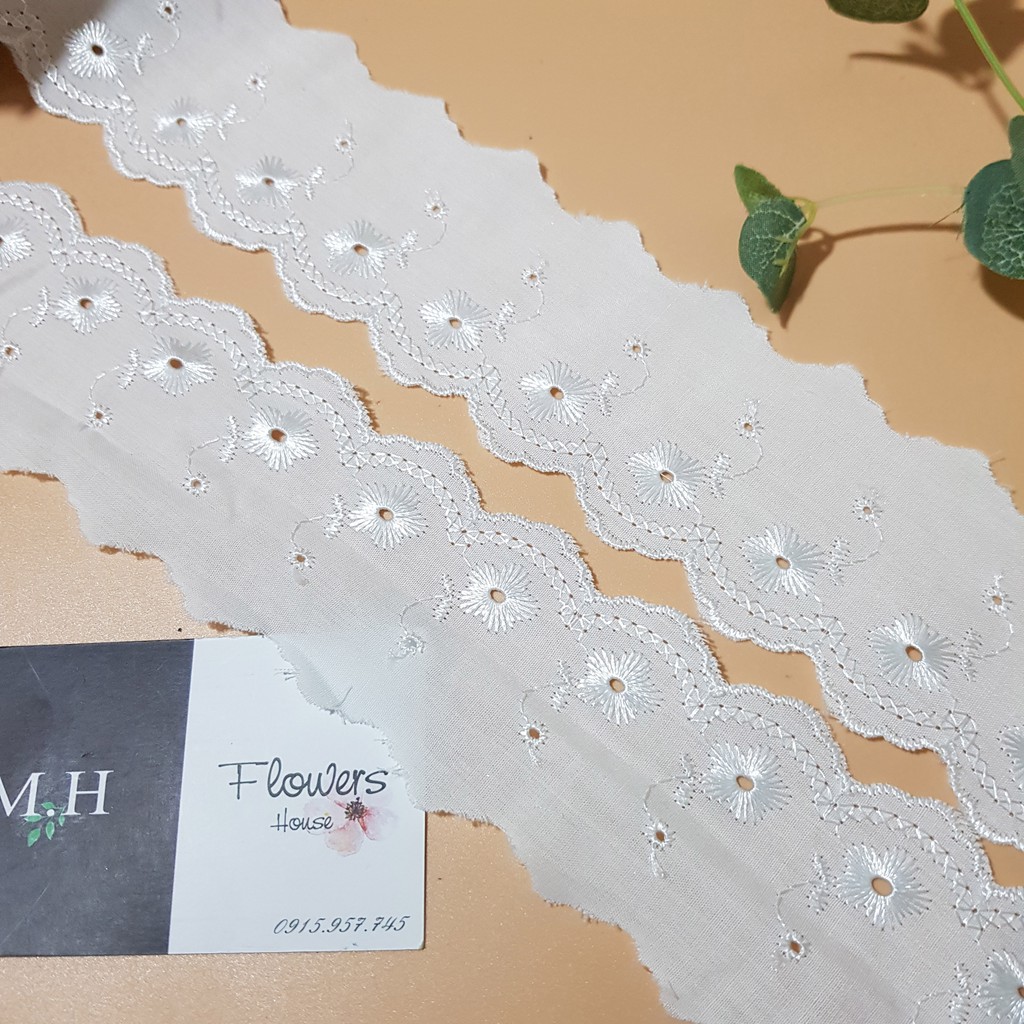 Dây ren cuộn thô boi trắng, thêu cành hoa, sợi bóng, may phần tay, cổ hoặc gấu váy áo, Maihoaflower