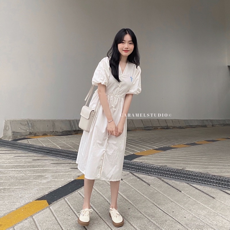 Đầm trắng thêu hoa xanh