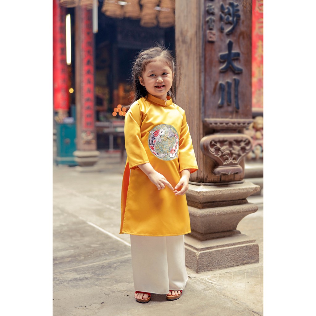 Set áo dài cho bé gái BYZU kiểu áo dài cách tân thêu cá, chất liệu tafta màu vàng óng cao cấp