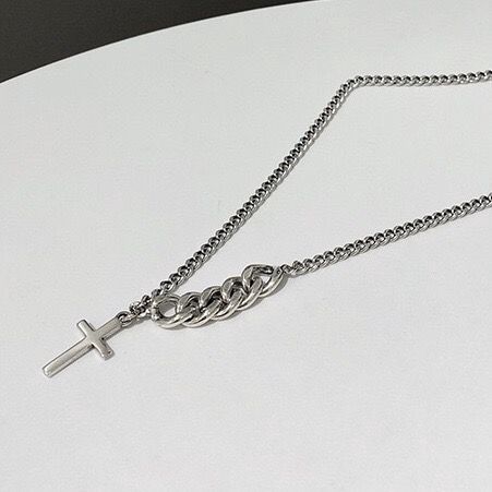 Dây chuyền kiểu xích mặt chữ thập chất liệu thép titan giản đơn