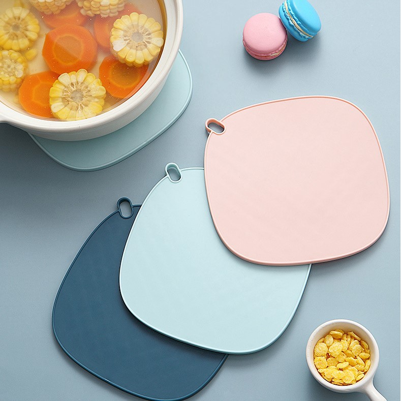 Tấm lót nồi silicon cách nhiệt màu Pastel thiết kế kẻ ô vuông có móc treo tiện lợi 16cm