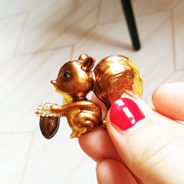 Trâm Cài Áo Hình Chú Sóc Tráng Men Thời Trang Cho Nữ