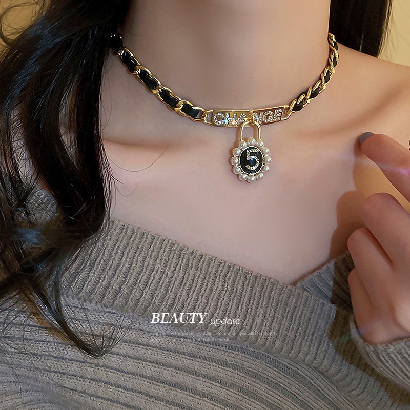 Vòng cổ da đính ngọc trai kỹ thuật