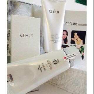 Sữa rửa mặt dưỡng trắng da Ohui Extreme White Snow Vitamin 160ml