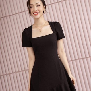  đầm đen cổ vuông bèo xoè