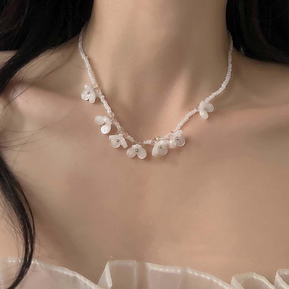 Vòng cổ Hạt Ngọc Trai Mặt Hoa Nhỏ Đơn Giản Phong Cách Bohemian Hàn Quốc Cho Bạn Gái