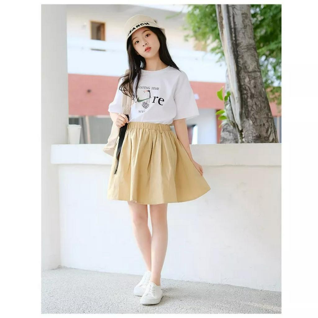 Set áo thun + chân váy xòe dành cho bé gái 18-45kg mẫu chữ "BORE". Chất liệu vải thoáng mát, co dãn tốt.