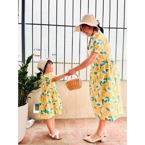 Đầm đôi hoa vàng cho mẹ và bé