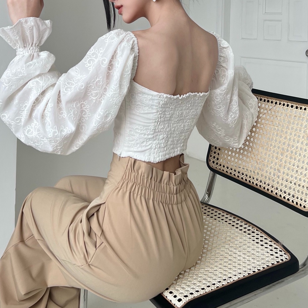 KIOBI – Áo kiểu Chloris form croptop cúp ngực, tay phồng dài nhún thun cổ điển,lưng thun,vải xô thêu trắng - KIA224446HT