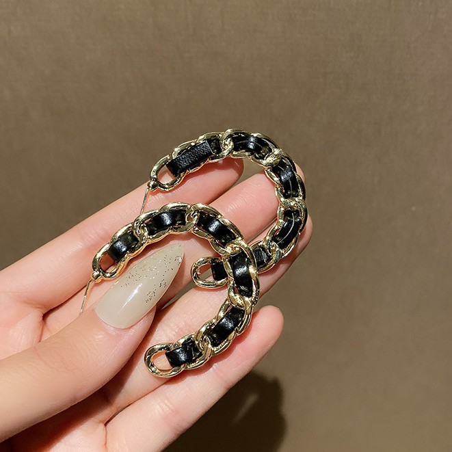 Khuyên tai hiệu xích phối dây da nhân tạo đen cực ngầu KT236