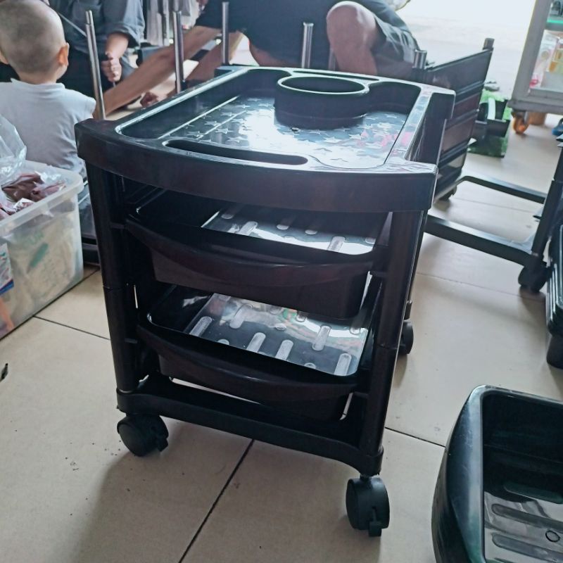 Xe đẩy 2 tầng đựng dụng cụ nail hoặc tóc .có bánh xe đi chuyển dễ dàng