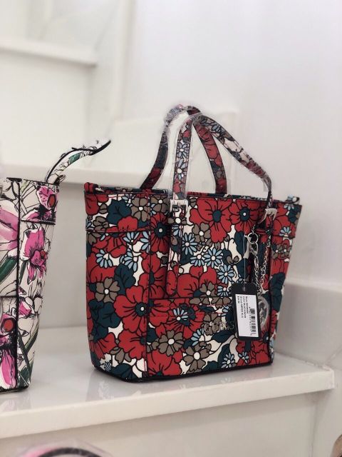 Hàng về đủ màu a
❤️Túi GUESS HOA MINI
84507392833708
Hàng chuẩn auth - full tag và túi vải.
Size mini hoạ tiết.