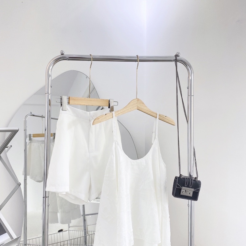 SET ÁO TRẮNG RŨ TẦNG 2 DÂY HOA NỔI + QUẦN SHORT TRẮNG