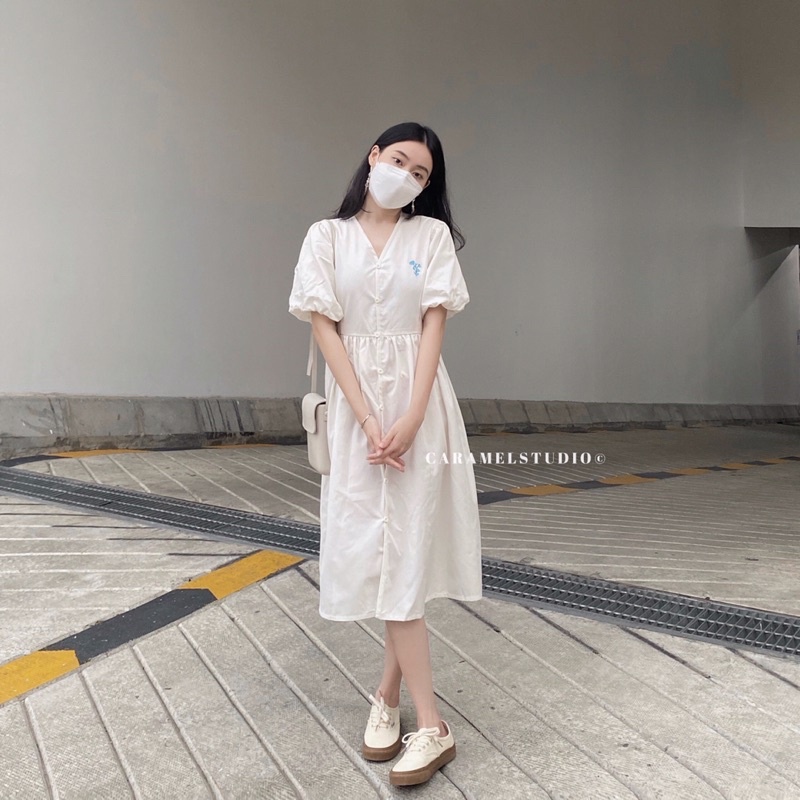 Đầm trắng thêu hoa xanh