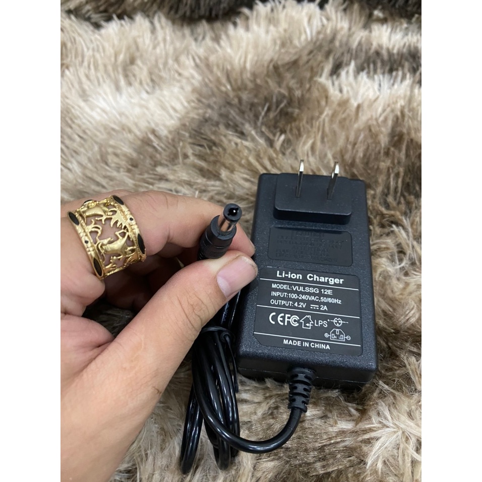 Sạc 1S 4.2V 2A Loại tốt dùng cho pin Li-ion có đèn báo và tự ngắt khi đầy. BN.