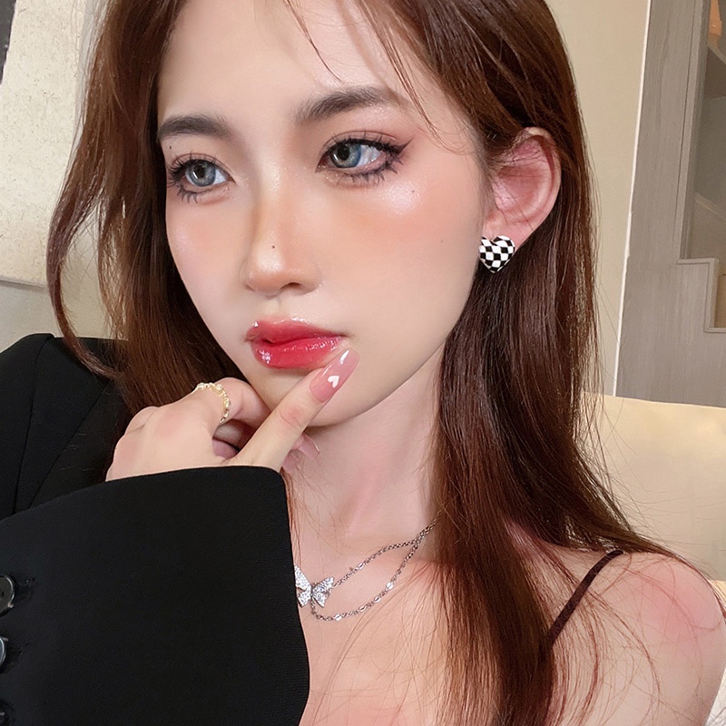 Bông tai đinh tán chốt bạc họa tiết trái tim kẻ ca rô tráng men màu sắc tương phản