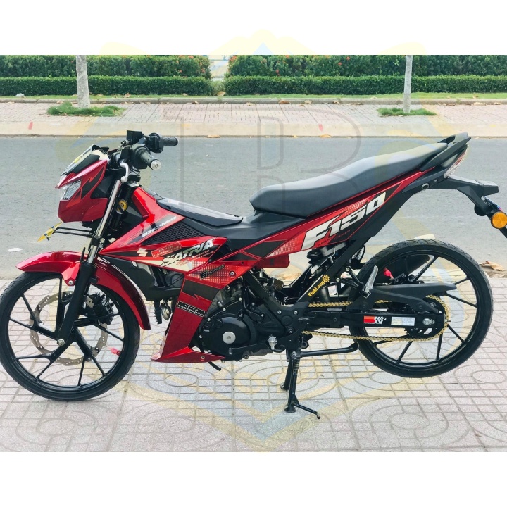 ( Quí khách vui lòng mang ra tiệm cho thợ dán ) Tem satria fi chất liệu crom đỏ