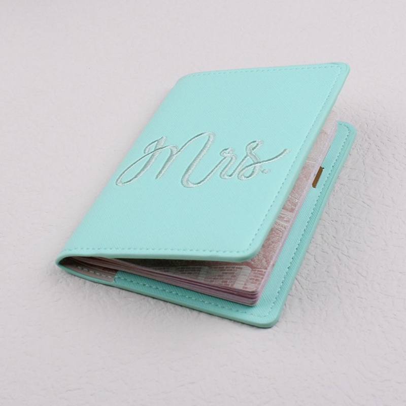 Vỏ Bọc Hộ Chiếu In Chữ MRS Bride Married Dùng Trang Trí Tiệc Cưới
